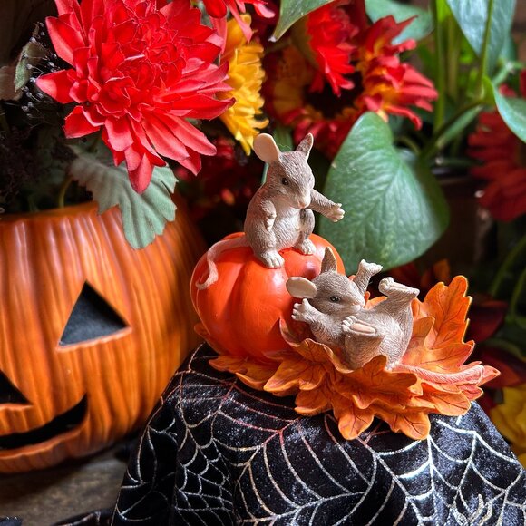 Charming Tails Silvestri Pumpkin Slide Halloween Figurine (85513) - Picture 3 of 15